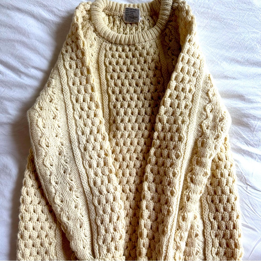 Cable knit sweater 100% wool size s-m (not listed)